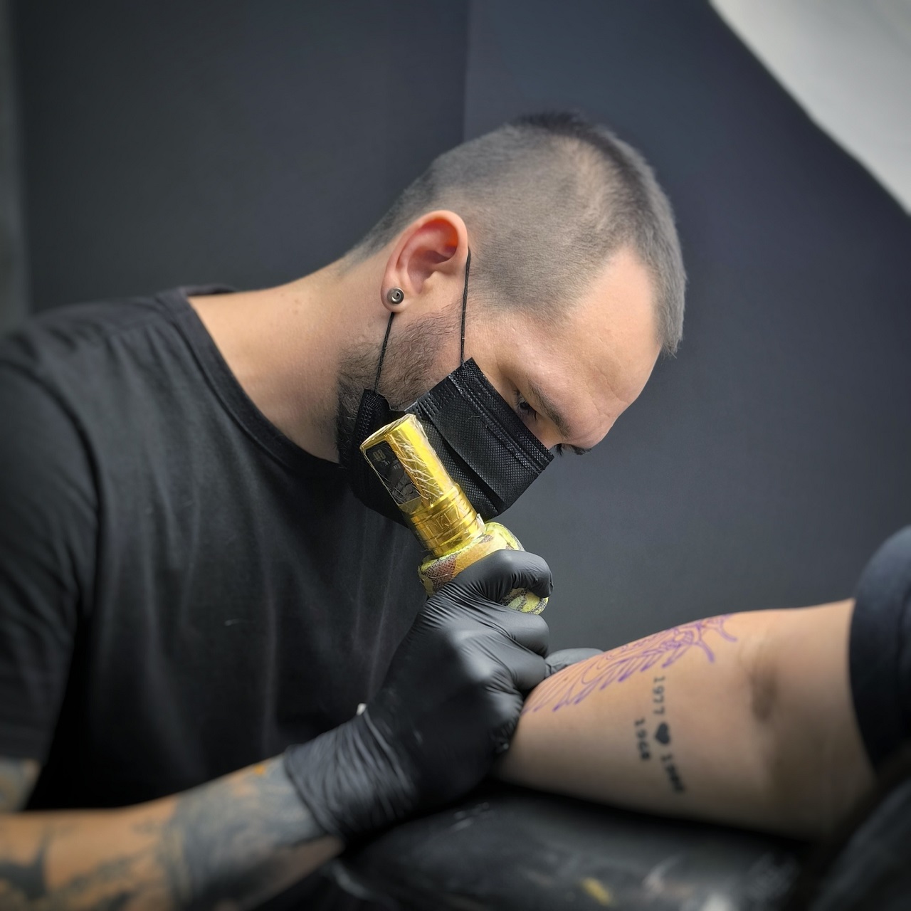 Materiais e equipamentos esterilizados no estúdio Ine Tattoo